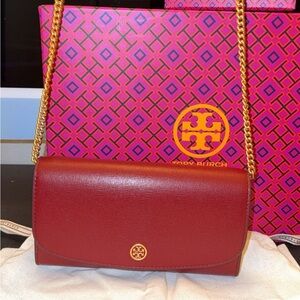 Tory Burch Robinson Chain Wallet – 
Color: Brick (Mini)